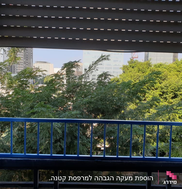 חלון פתוח עם תריסים ומעקה כחול